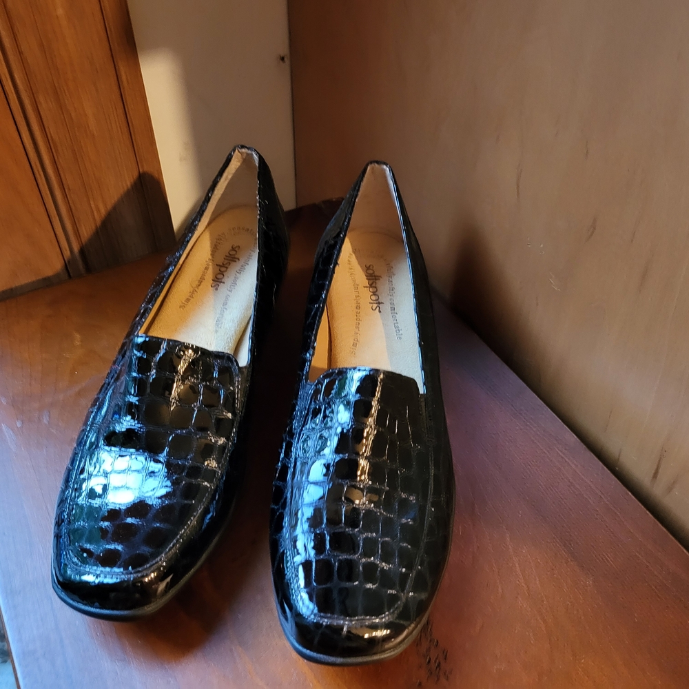 NEW Softspots Leather Black Flats Sleek Loafers - Size 12